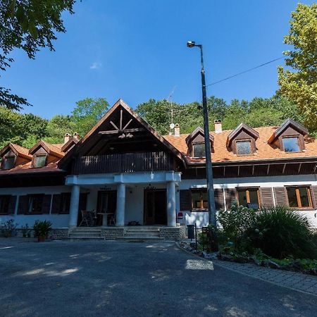 Alsovadacs Vadaszhaz Panzio Bed & Breakfast Sutto Exterior photo